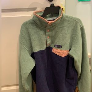 Women’s Patagonia lightweight synchilla Pullover.  Size Medium.  Multicolor.